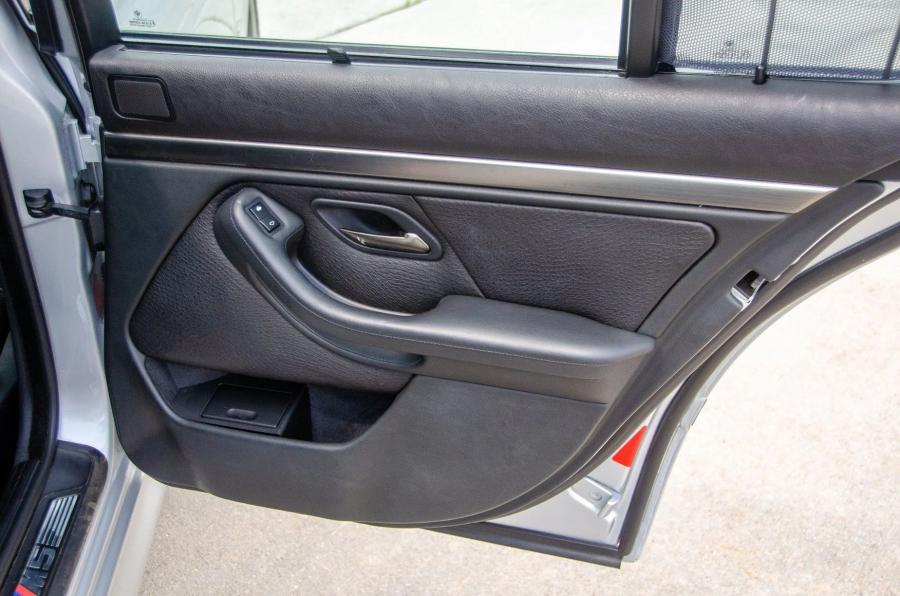 Детали интерьера BMW M5 (E39) 2003 года  (фото 137 из 148)
